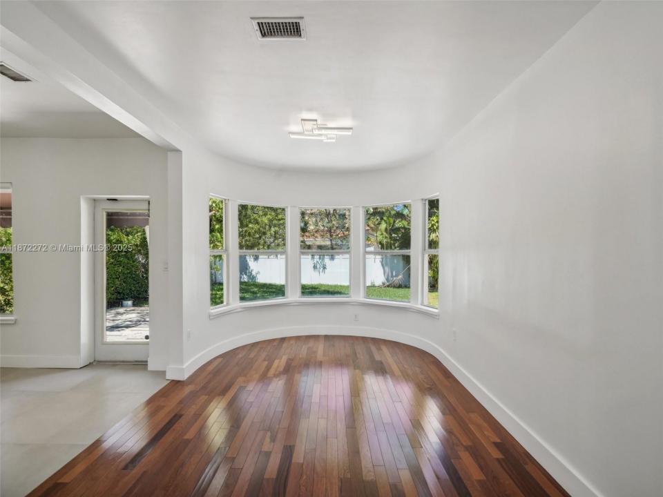 8875 Abbott Avenue, Surfside, פלורידה 33154, ארצות הברית של אמריקה