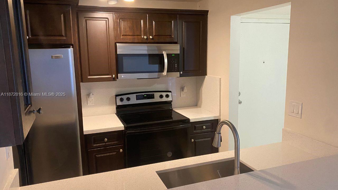 7075 NW 186th St C110, Hialeah, Floryda 33015, USA