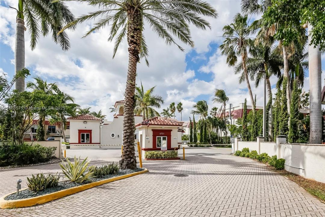 8650 SW 67th Ave 1021, Pinecrest, Florida 33156, USA