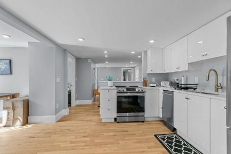 382 Spring Street 1, Newport, Rhode Island 02840, USA