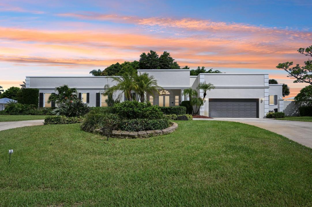 257 N Country Club Drive, Atlantis, Florida 33462, USA