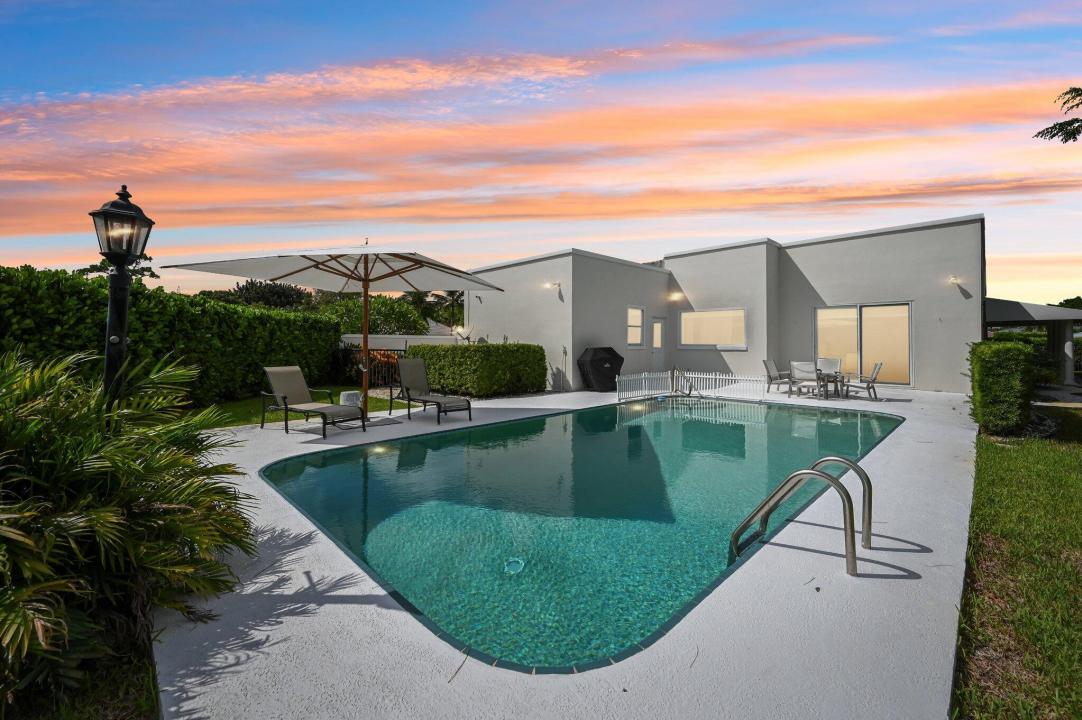 257 N Country Club Drive, Atlantis, Florida 33462, USA