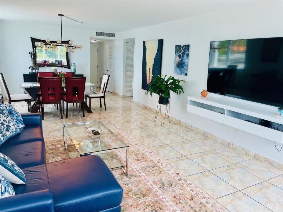 8233 Harding Ave 309, Miami Beach, Florida 33141, USA