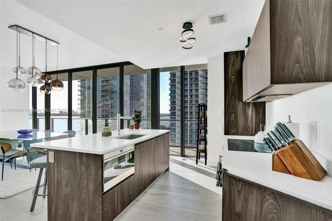 480 NE 31st St 1401, Miami, Florida 33137, USA