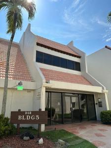 303 Racquet Club Rd 213, Weston, Florida 33326, USA