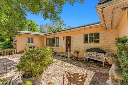990 NE 94th St, Miami Shores, Florida 33138, USA