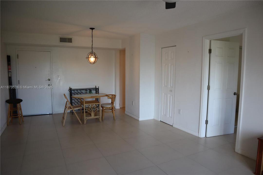 4705 NW 7th St 404-7, Miami, Floryda 33126, USA