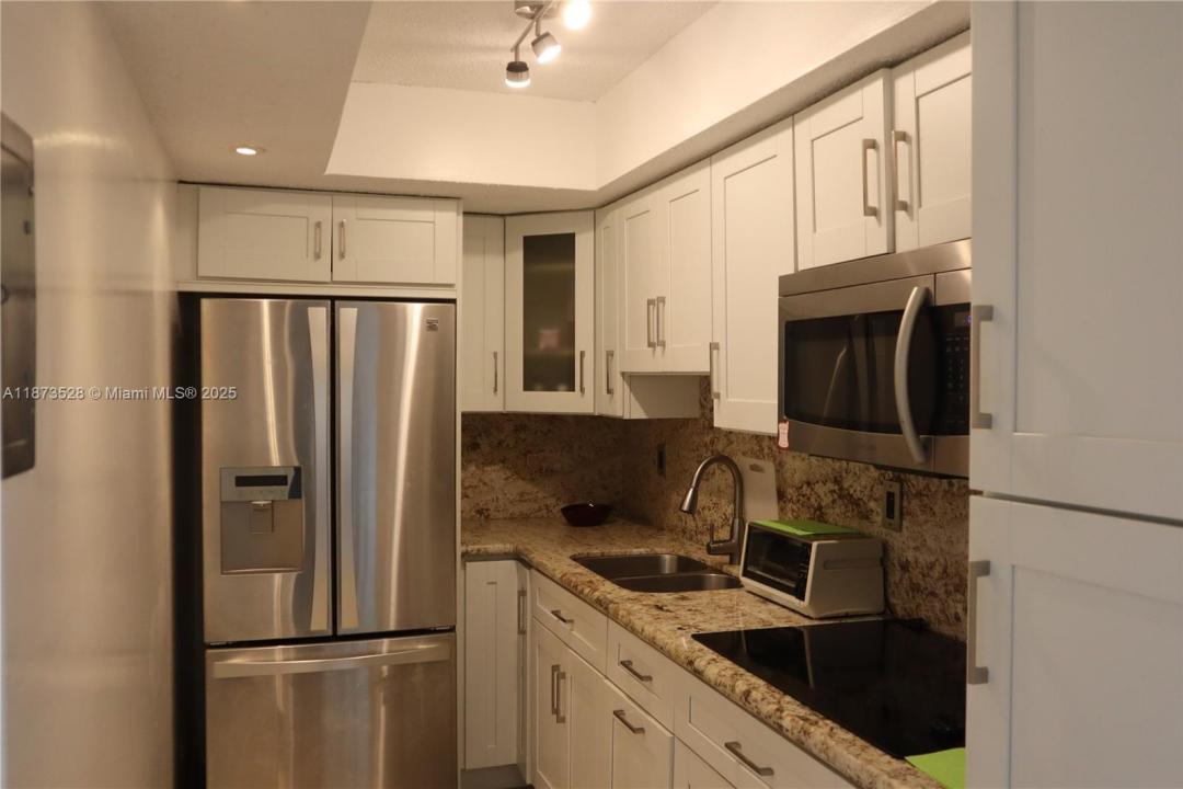 4705 NW 7th St 404-7, Miami, Floryda 33126, USA
