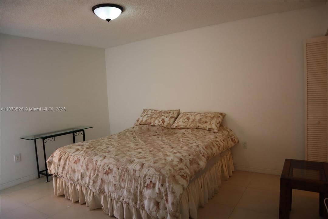 4705 NW 7th St 404-7, Miami, Floryda 33126, USA
