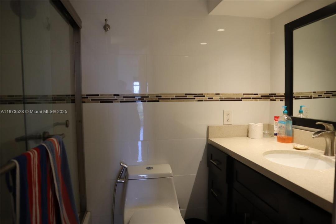 4705 NW 7th St 404-7, Miami, Floryda 33126, USA