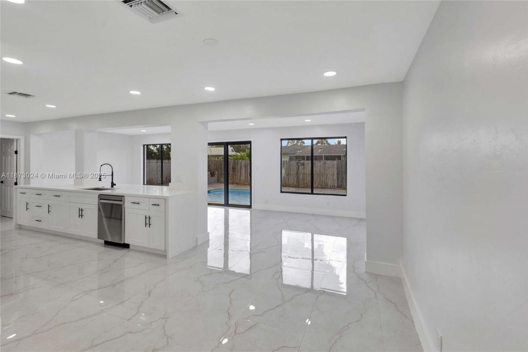 3565 NW 25th St, Lauderdale Lakes, Florida 33311