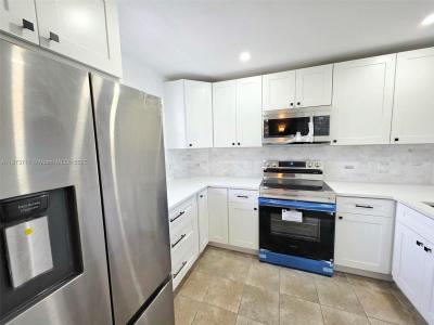 108 Royal Park Dr 2H, Oakland Park, Florida 33309, USA