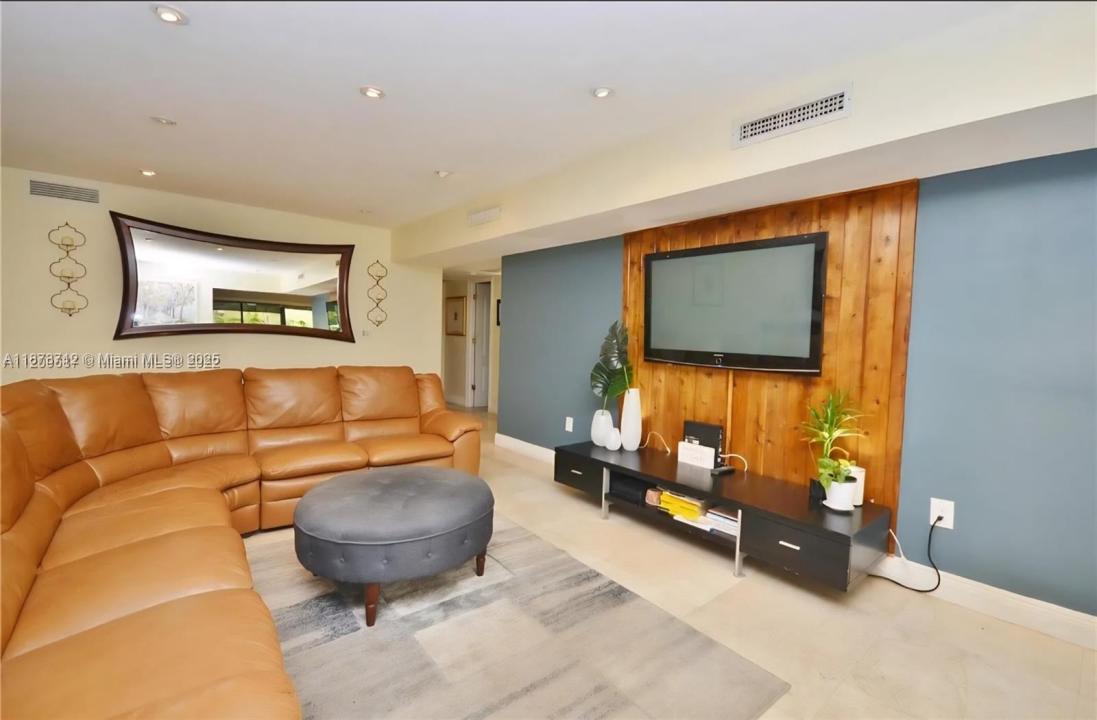 15915 Kingsmoor Way 15915, Miami Lakes, Florida 33014