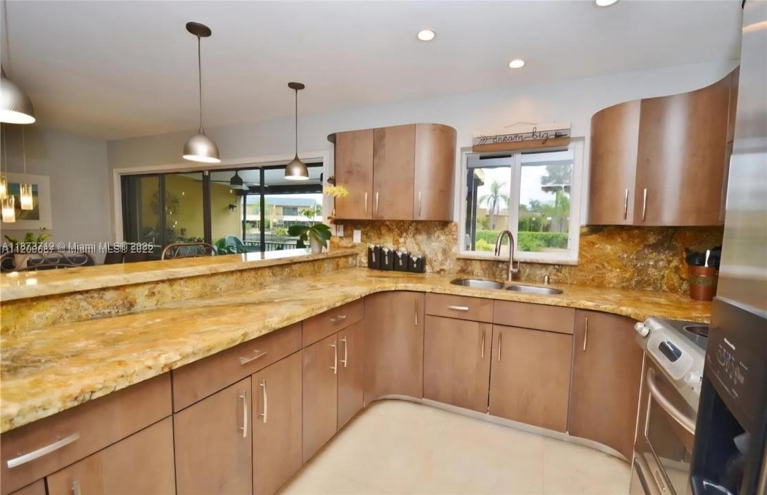 15915 Kingsmoor Way 15915, Miami Lakes, Florida 33014