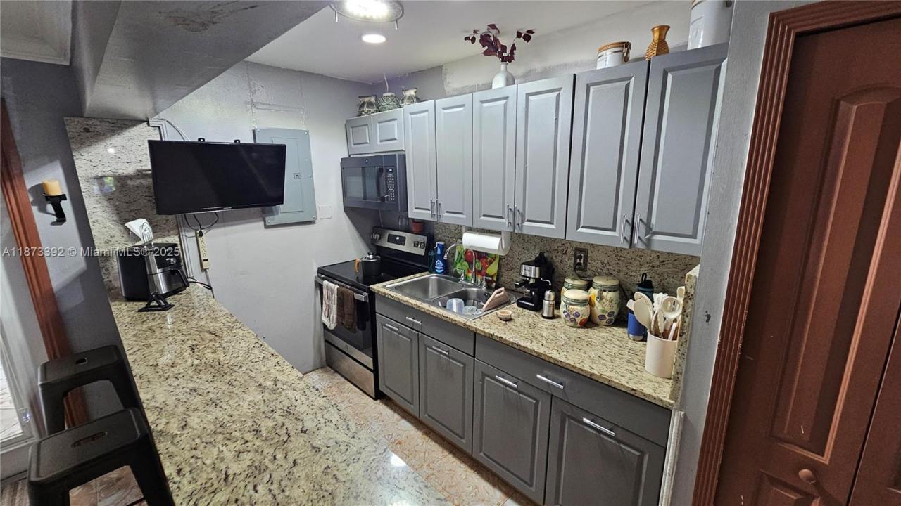 5940 S 38th Ct, Green Acres, Florida 33463