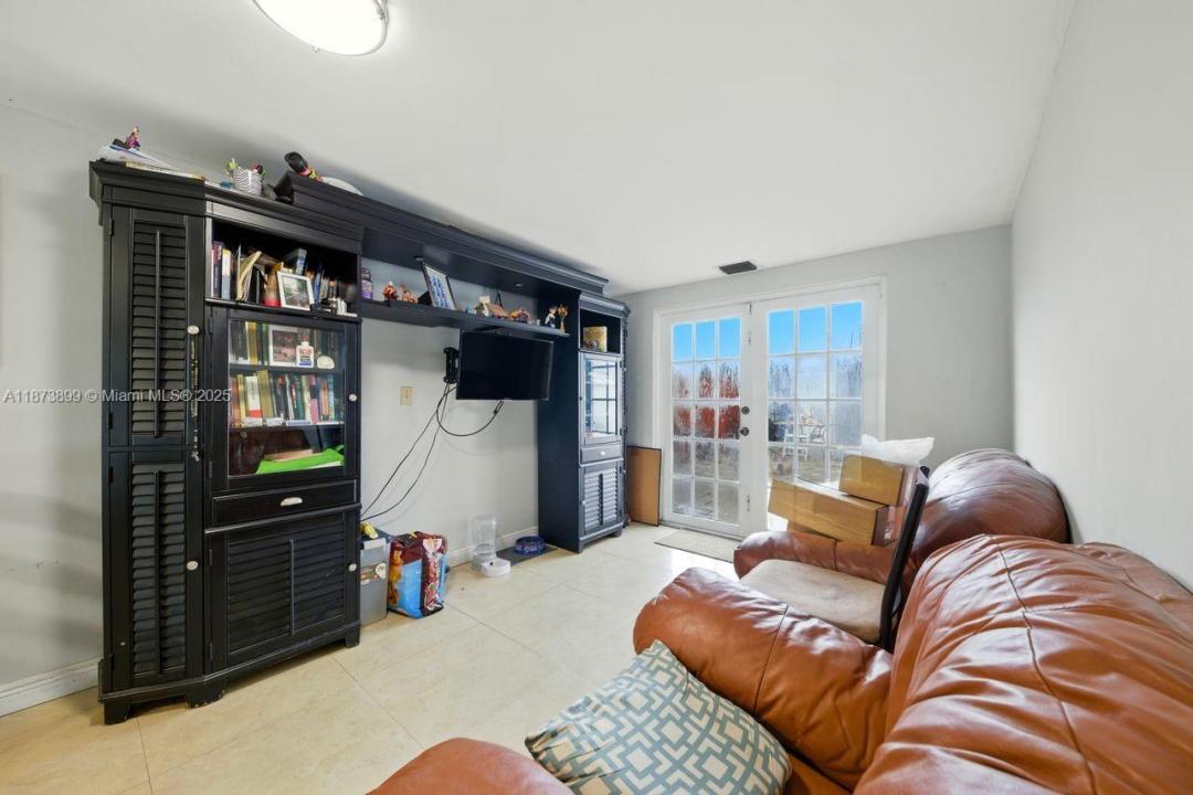 7375 SW 34th Street, Miami, Floryda 33155, USA