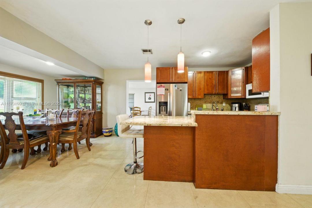 7375 SW 34th Street, Miami, Floryda 33155, USA