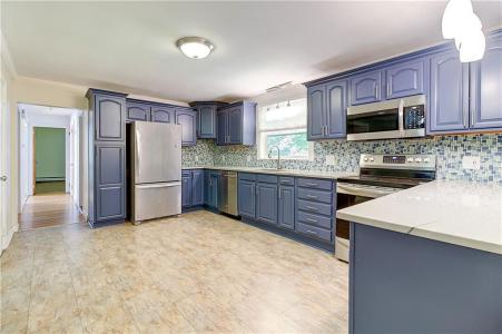11 Golden Boulevard, North Smithfield, Rhode Island 02896, USA