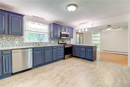 11 Golden Boulevard, North Smithfield, Rhode Island 02896, USA