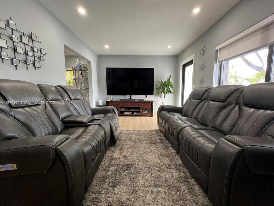 860 NW 18th Pl, Miami, Florida 33125