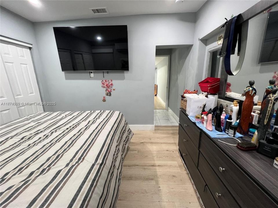 860 NW 18th Pl, Miami, Florida 33125