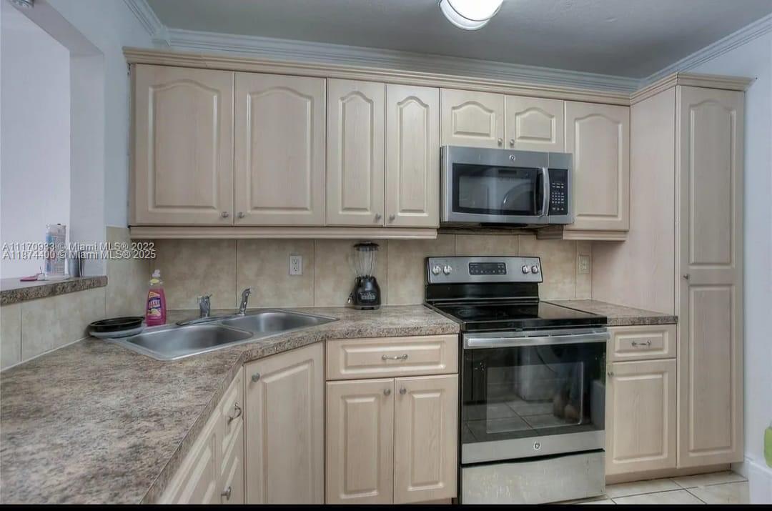 6705 W 26th Dr 13-7, Hialeah, Florida 33016, USA