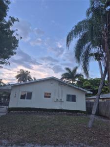 216 SW 9th St 2, Hallandale Beach, Florida 33009, USA