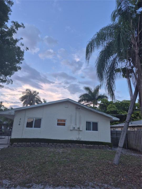216 SW 9th St 2, Hallandale Beach, Florida 33009