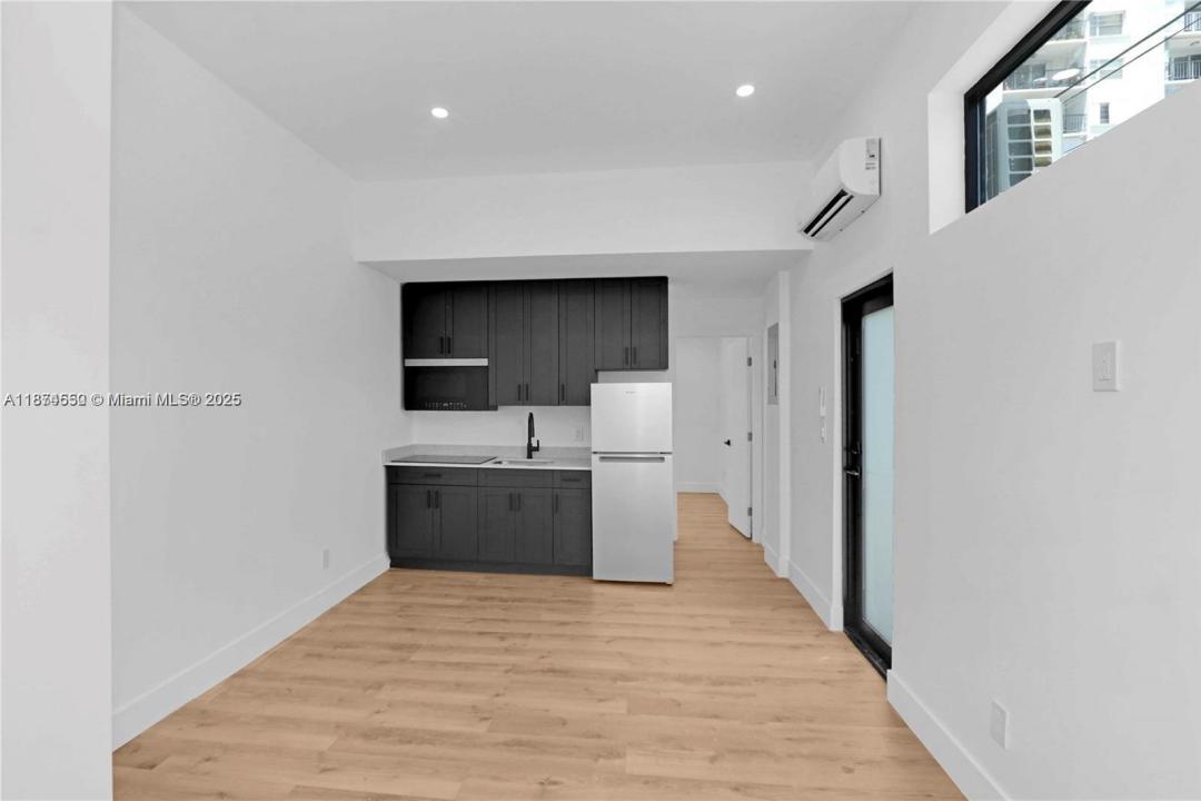 7801 Byron Ave B, Miami Beach, 佛罗里达州 33141, 美国