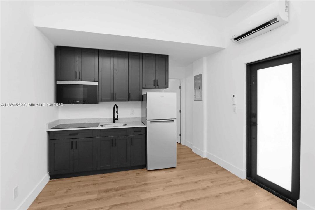 7801 Byron Ave B, Miami Beach, 佛罗里达州 33141, 美国