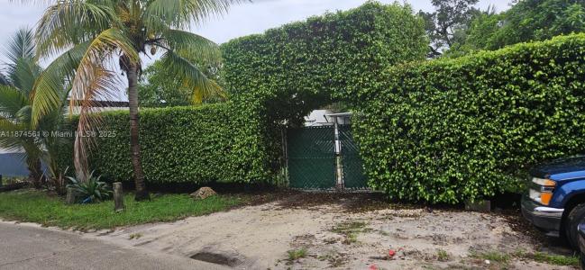 2800 NW 90th St, Miami, Florida 33147, USA