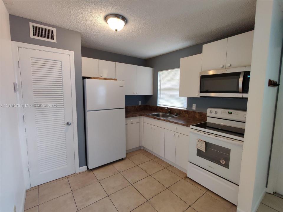 5156 NE 6th Ave 213, Oakland Park, Florida 33334, Stati Uniti