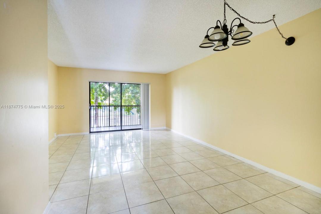 9000 NW 28th Dr 1-107, Coral Springs, Floryda 33065, USA