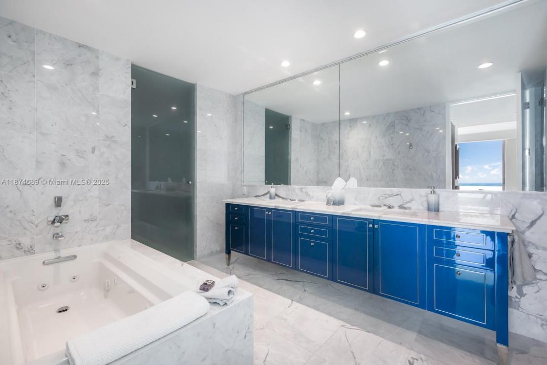 9349 Collins Ave 403, Surfside, Florida 33154, Stati Uniti