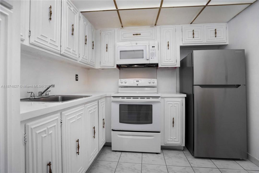 7925 Carlyle Ave 202, Miami Beach, Florida 33141, Amerika Birleşik Devletleri