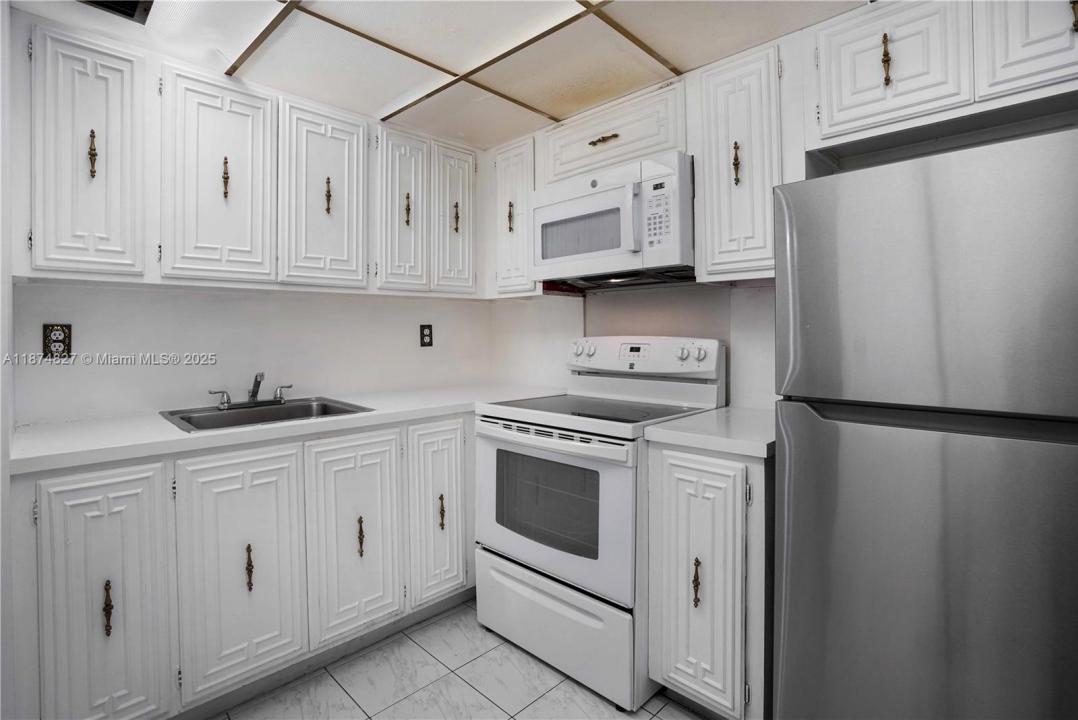7925 Carlyle Ave 202, Miami Beach, Florida 33141, Amerika Birleşik Devletleri