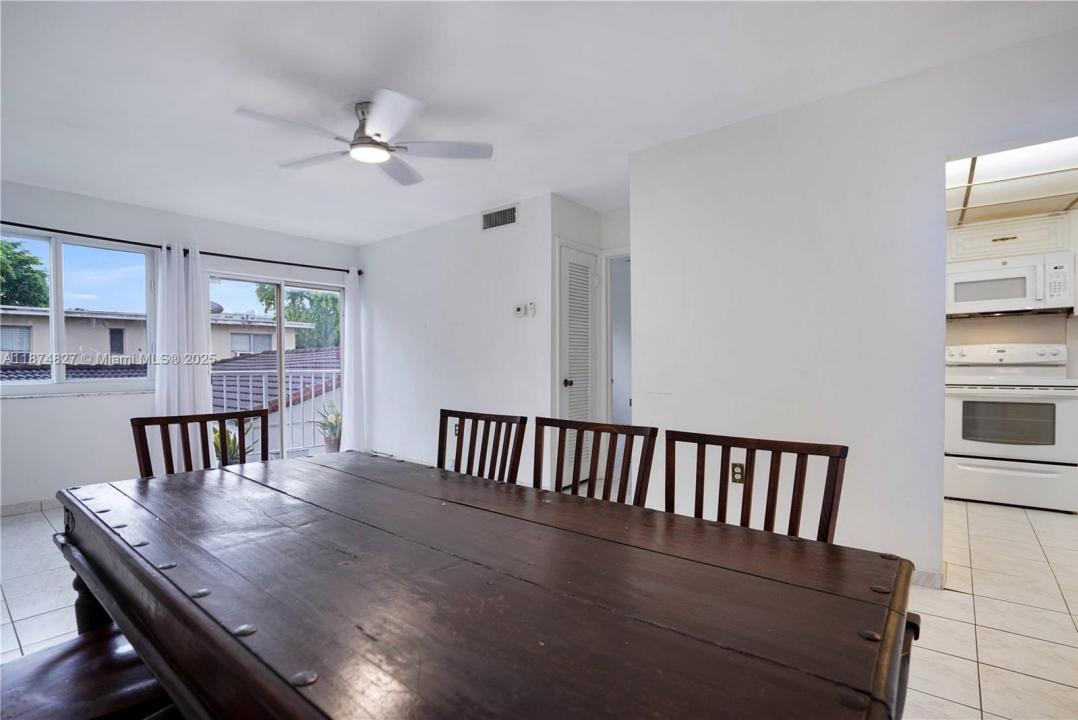 7925 Carlyle Ave 202, Miami Beach, Florida 33141, Amerika Birleşik Devletleri