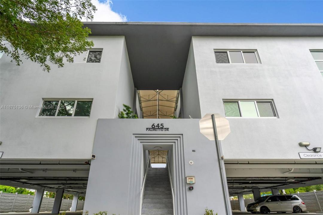 645 Palmetto Dr 6, Miami Springs, פלורידה 33166, ארצות הברית של אמריקה 