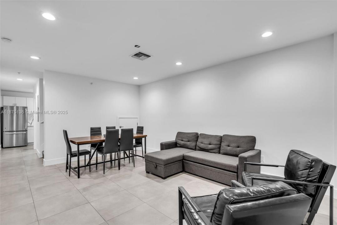 645 Palmetto Dr 6, Miami Springs, פלורידה 33166, ארצות הברית של אמריקה 