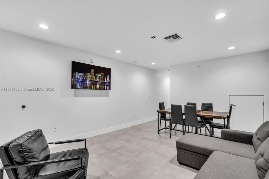 645 Palmetto Dr 6, Miami Springs, פלורידה 33166, ארצות הברית של אמריקה 