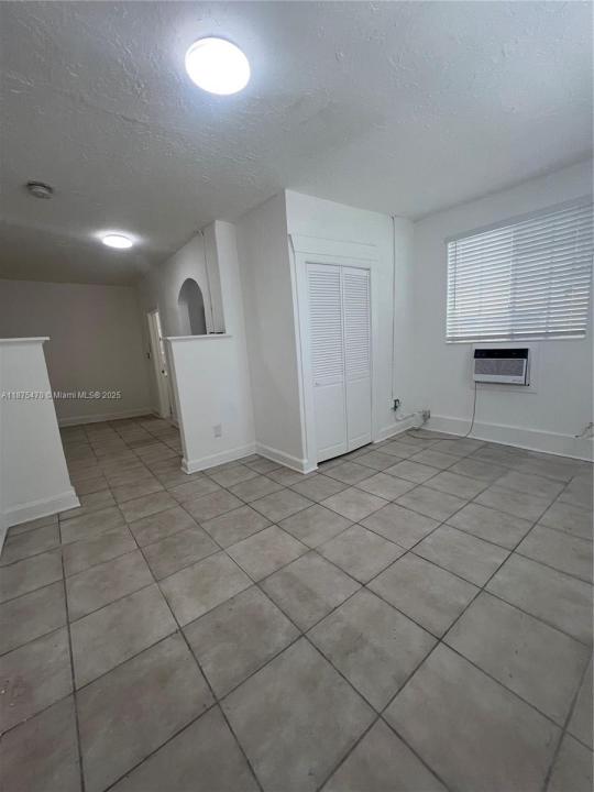 1563 SW 2nd St 1, Miami, Флорида 33135, Соединенные Штаты