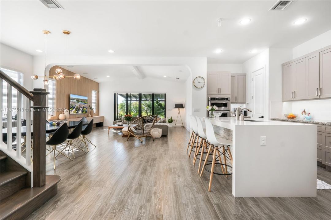 1042 SW 113th Ave, Pembroke Pines, Florida 33025, USA