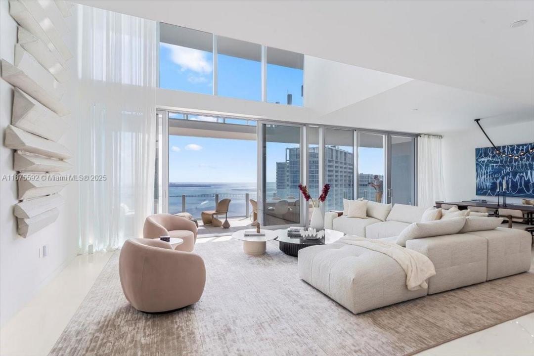 300 Biscayne Blvd Way 5002 Duplex, Miami, Florida 33131, USA