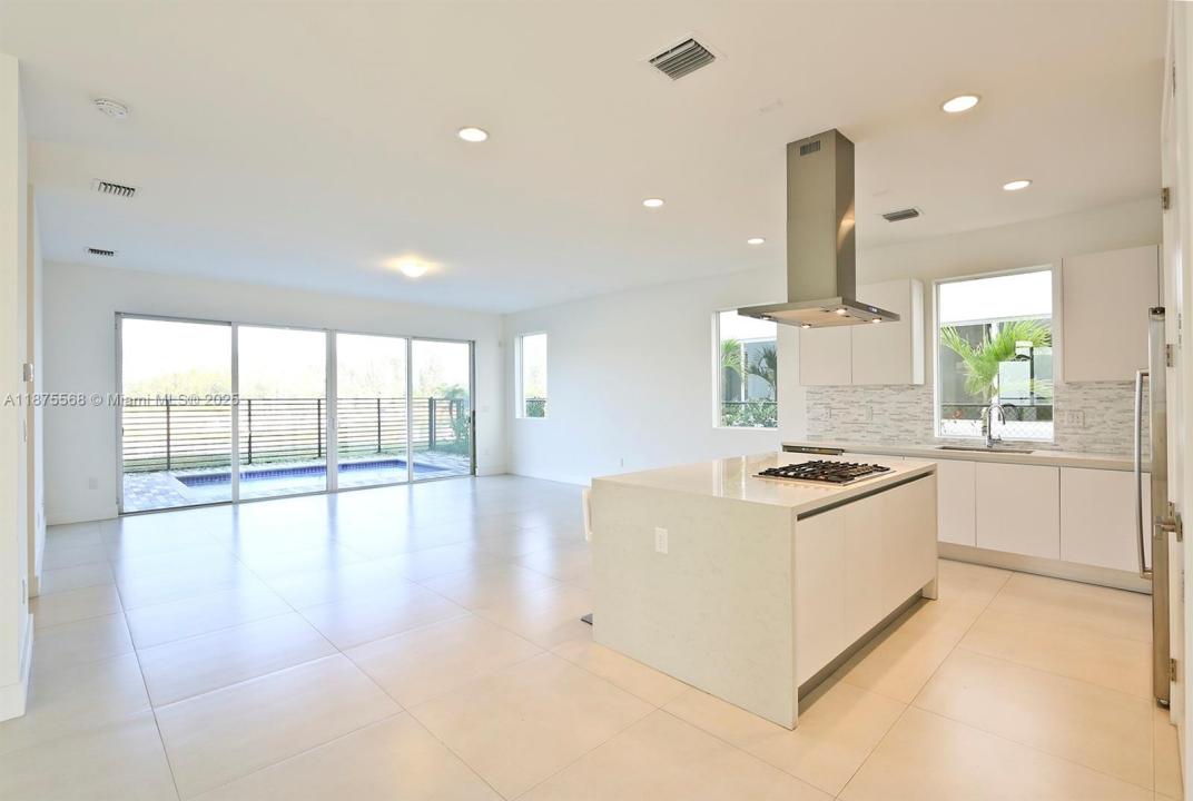 9745 NW 75th Ter 9745, Doral, Florida 33178, USA