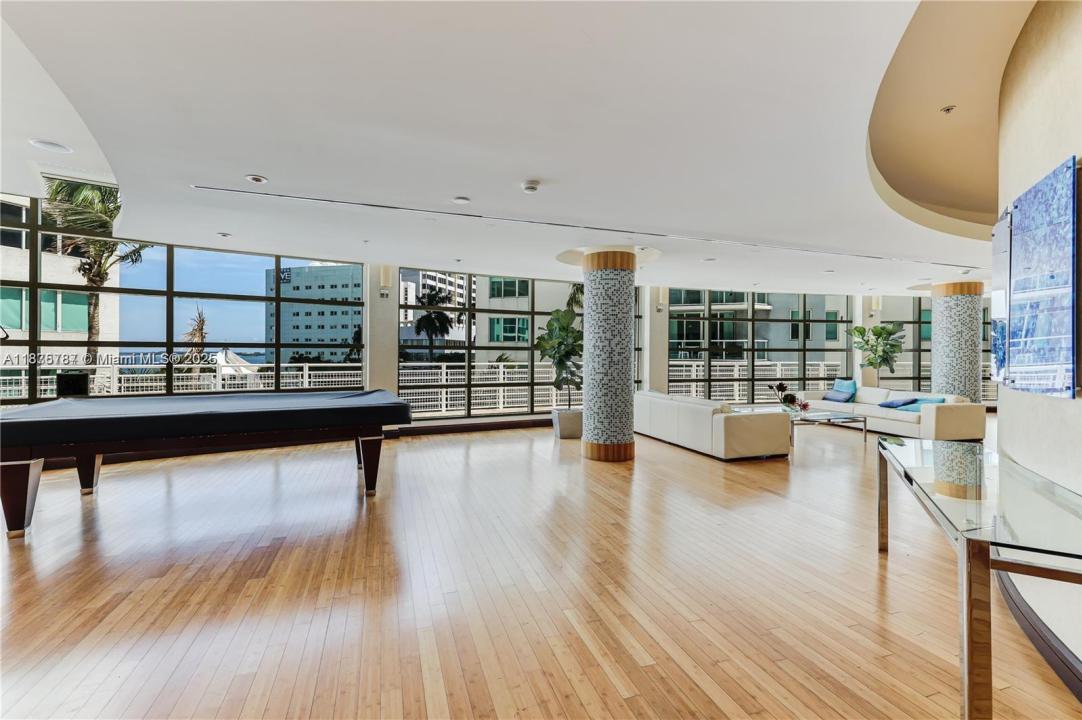 253 NE 2nd St 3503, Miami, Florida 33132, USA