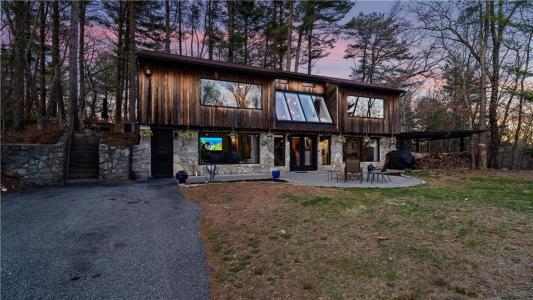 25 Mountaindale Road, Smithfield, Rhode Island 02917