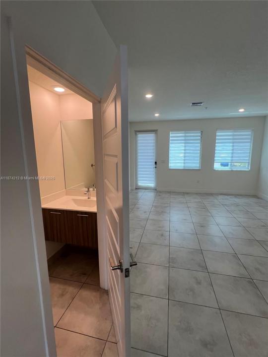 10295 NW 64th Ter 102, Doral, Florida 33178, Stati Uniti