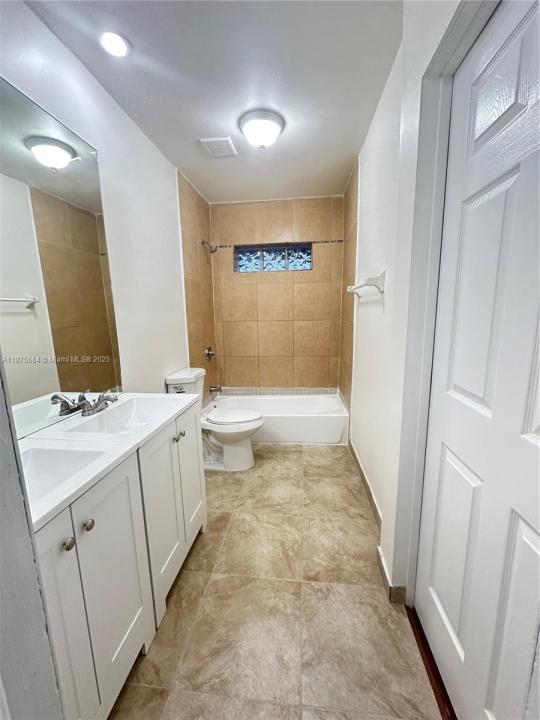 2021 Bay Dr 3, Miami Beach, Floryda 33141, USA