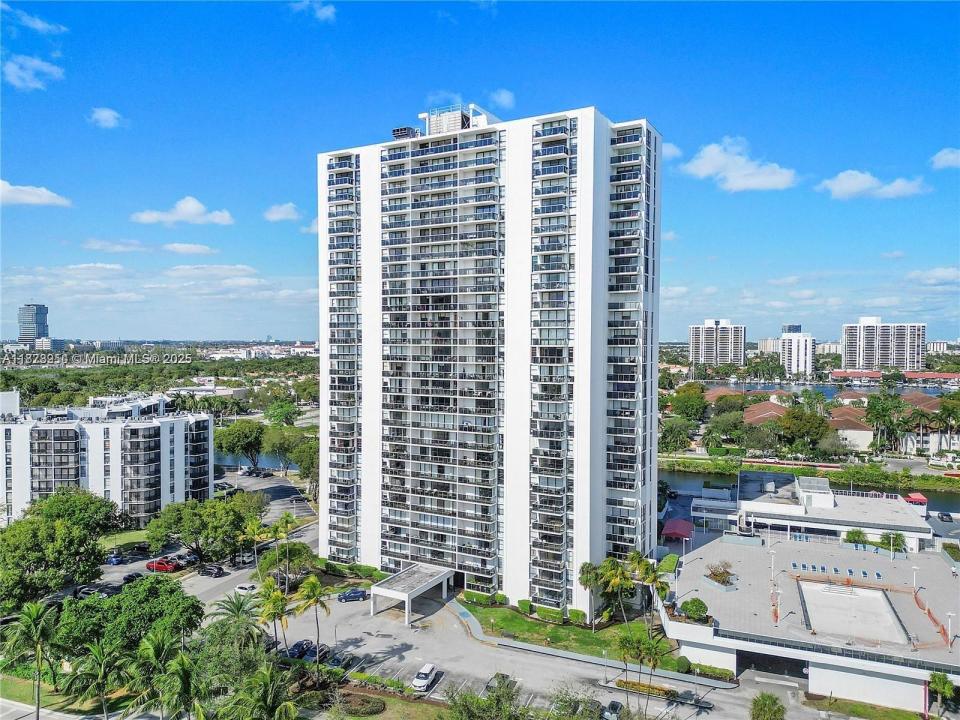 3675 N Country Club Dr 2209, Aventura, Florida 33180