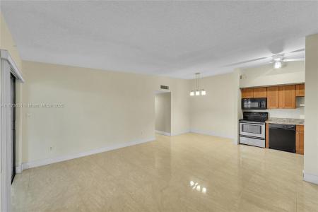 9644 S Belfort Cir 211, Tamarac, Florida 33321, USA